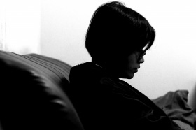 11月1日晚，長(zhǎng)沙市四方坪派出所，犯罪嫌疑人周卉（化名）對(duì)自己潑硫酸的事情后悔不已。圖/記者劉有志 