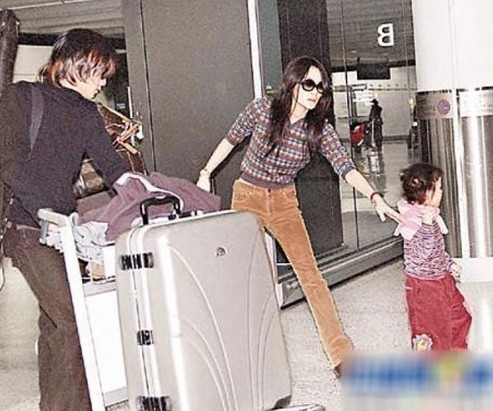 謝霆鋒王菲昔日家中忘情激吻照曝光