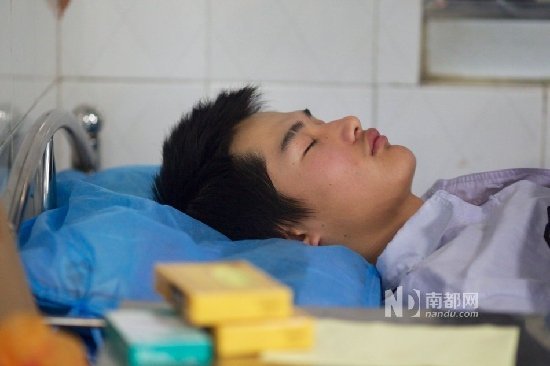 圖為被打傷的保安管飛龍被醫(yī)生診斷為全身多處軟組織挫傷，據(jù)其他保安介紹他到醫(yī)院后神志不是很清楚一直昏睡。 王子榮 攝