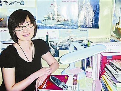 女軍迷癡迷海軍兩考軍校 海軍首長點(diǎn)名上航母