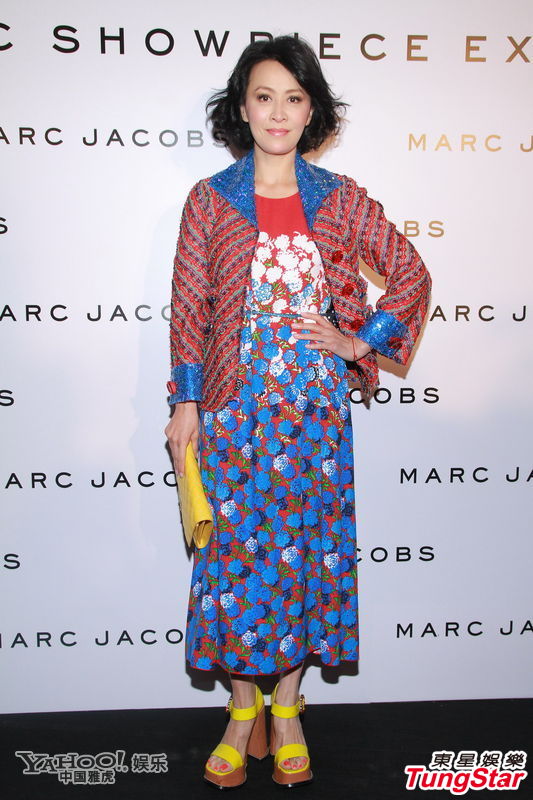 劉嘉玲一襲紅藍碎花裙現(xiàn)身 女王氣勢不減