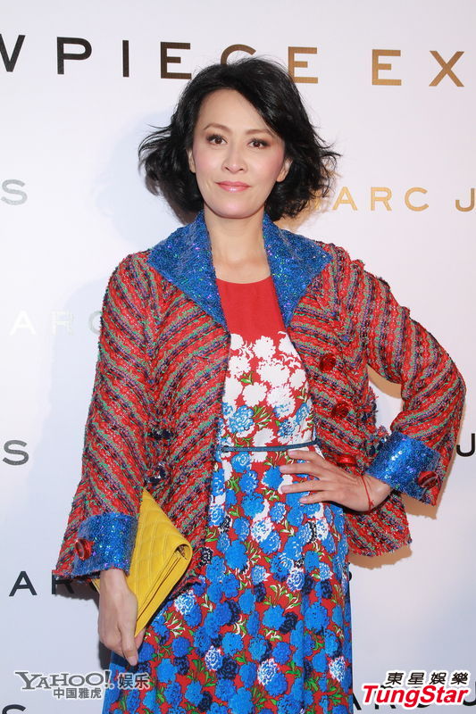 劉嘉玲一襲紅藍(lán)碎花裙現(xiàn)身 女王氣勢(shì)不減