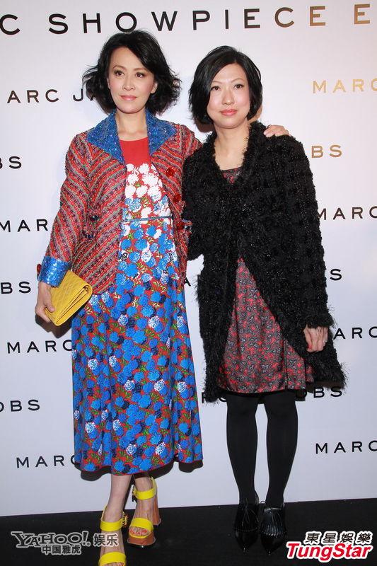 劉嘉玲一襲紅藍(lán)碎花裙現(xiàn)身 女王氣勢不減