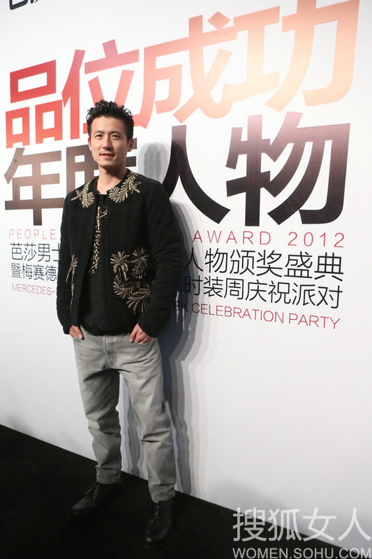 眾星助陣芭莎頒獎禮 內(nèi)地女星透視裝走紅毯搶鏡