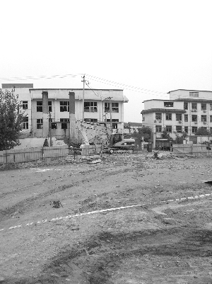 黃山外國(guó)語學(xué)校鍋爐爆炸現(xiàn)場(chǎng)一片狼藉