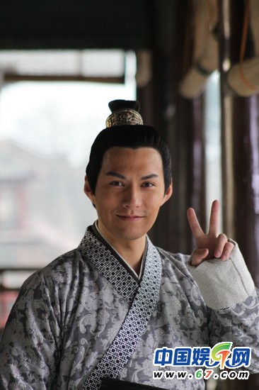 明星拍戲期間自?shī)首詷?lè)