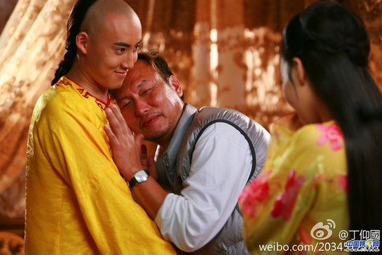 明星拍戲期間自?shī)首詷?lè)