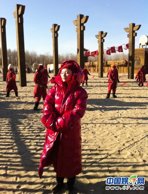 明星拍戲期間自?shī)首詷?lè)