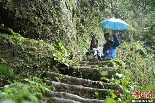 “愛(ài)情天梯”女主人公葬禮:白色玫瑰鋪滿天梯