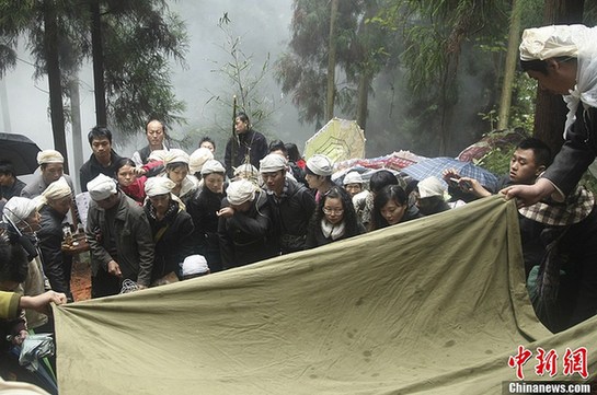 “愛(ài)情天梯”女主人公葬禮:白色玫瑰鋪滿天梯