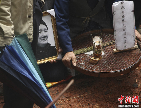 “愛(ài)情天梯”女主人公葬禮:白色玫瑰鋪滿(mǎn)天梯