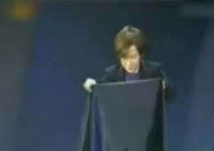 劉謙穿幫視頻曝光 網(wǎng)友:最失敗魔術(shù)(圖)