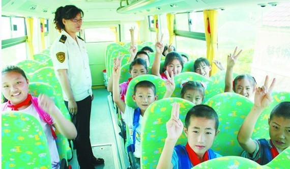 青島600輛校車專接農(nóng)村娃 冬暖夏涼放動(dòng)畫孩子愛上學(xué)