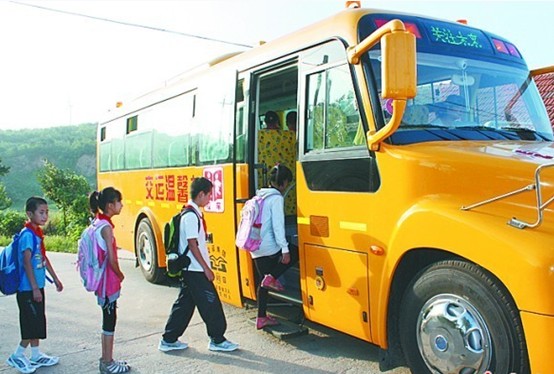 青島600輛校車專接農(nóng)村娃 冬暖夏涼放動畫孩子愛上學(xué)