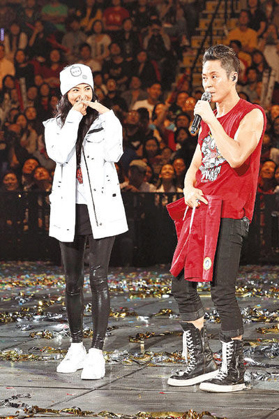 張柏芝攜子捧場(chǎng)草蜢演出