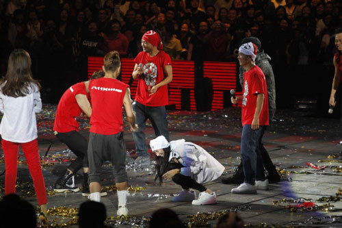 張柏芝攜子捧場(chǎng)草蜢演出