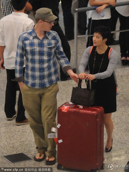 袁莉現(xiàn)身機(jī)場不見孕肚 外籍丈夫接機(jī)呵護(hù)有加
