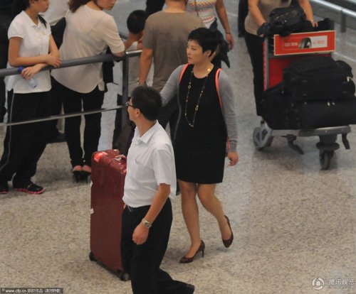 袁莉現(xiàn)身機場不見孕肚 外籍丈夫接機呵護(hù)有加
