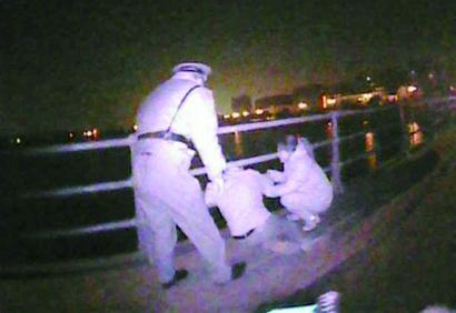 青島男子怕完不成工作跳橋 妻子凌晨尾隨2小時(shí)報(bào)警 青島男子怕完不成工作跳橋 妻子凌晨尾隨2小時(shí)報(bào)警