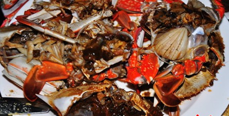 青島活螃蟹蒸熟肉似淤泥一肚黑水 業(yè)內(nèi):太重不要買(mǎi)