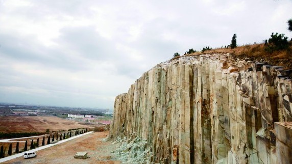 即墨馬山被封世界3大石柱群之一 木化石穿越1.3億年 即墨馬山被封世界3大石柱群之一 木化石穿越1.3億年