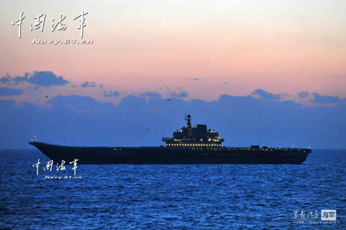 資料圖：晨曦中的“遼寧艦”。 李唐 攝