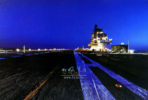 資料圖：夜間的遼寧艦。