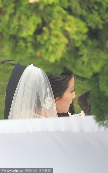 郭晶晶、霍啟剛注冊結(jié)婚 郭晶晶父母現(xiàn)身吳敏霞領(lǐng)銜伴娘團(tuán)