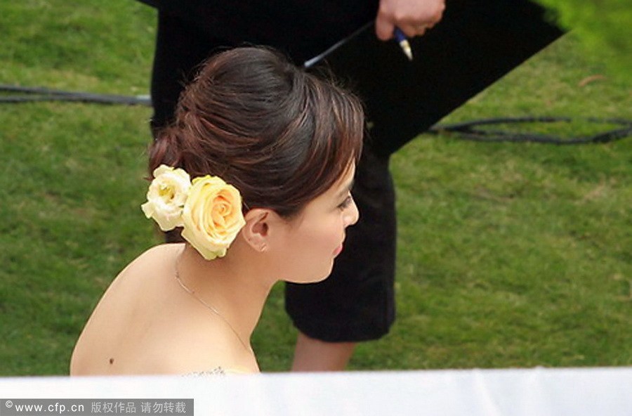 郭晶晶、霍啟剛注冊(cè)結(jié)婚 郭晶晶父母現(xiàn)身吳敏霞領(lǐng)銜伴娘團(tuán)