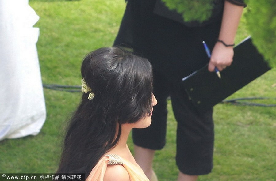 郭晶晶、霍啟剛注冊(cè)結(jié)婚 郭晶晶父母現(xiàn)身吳敏霞領(lǐng)銜伴娘團(tuán)