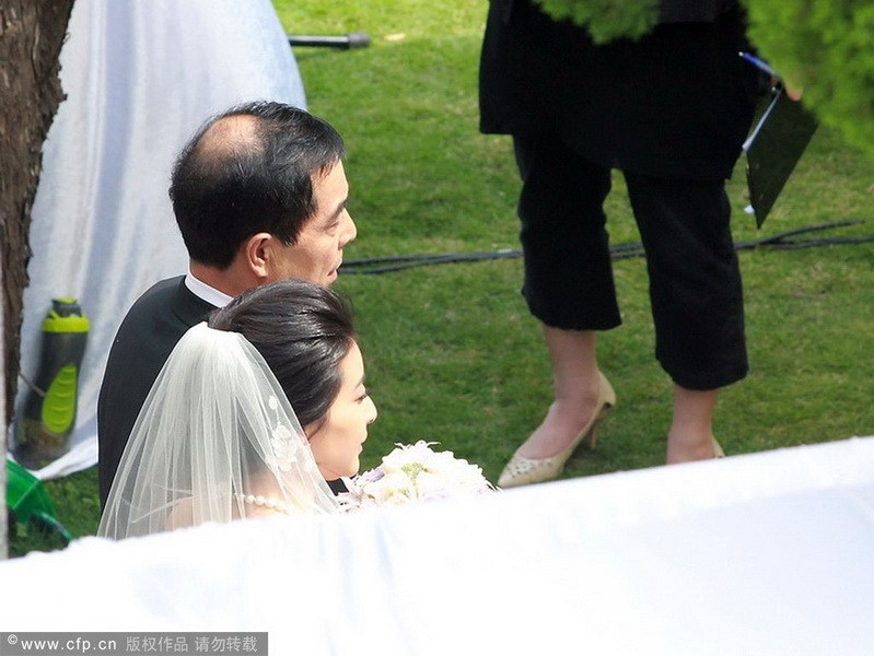 郭晶晶、霍啟剛注冊(cè)結(jié)婚 郭晶晶父母現(xiàn)身吳敏霞領(lǐng)銜伴娘團(tuán)