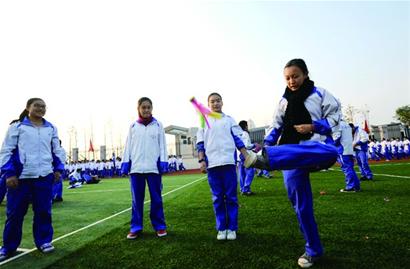 青島百萬中小學(xué)生開始冬季長跑 高中男生跑3千米