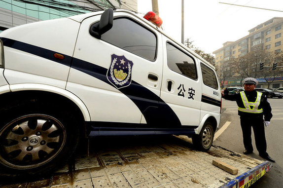 警車(chē)違法亂停致交通不暢 