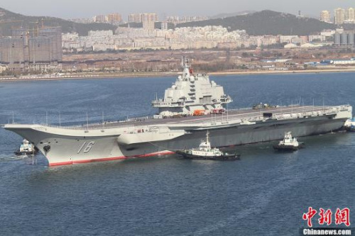 10月30日10時20分，中國航母“遼寧艦”?？吭谶|寧省大連港碼頭，完成了其正式交接入役后的首次出海。圖為當(dāng)日向大連港碼頭駛?cè)氲?#8220;遼寧艦”。<a target=&apos;_blank&apos; href=&apos; align=