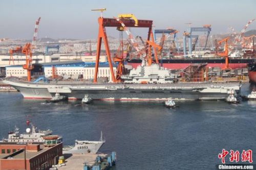 10月30日10時(shí)20分，中國(guó)航母“遼寧艦”停靠在遼寧省大連港碼頭，完成了其正式交接入役后的首次出海。圖為當(dāng)日向大連港碼頭駛?cè)氲?#8220;遼寧艦”。<a target=&apos;_blank&apos; href=&apos; align=