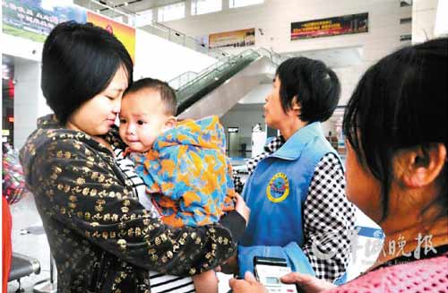 網(wǎng)友束小姐懷有九個(gè)月身孕仍前往高鐵站送小福娣，小福娣無人收養(yǎng)的三天里就住在束小姐的家里