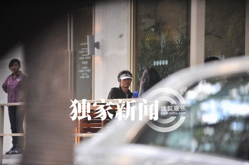 樸樹復(fù)出邋遢現(xiàn)身街頭 瞞著媳婦偷會長發(fā)美女