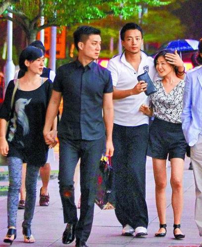 大S汪小菲情侶裝“飛躍”長城 曝婚后恩愛細(xì)節(jié)(組圖)