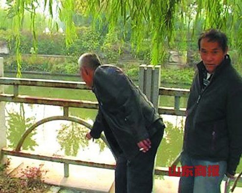 目擊者給記者指認(rèn)孩子落水的位置。