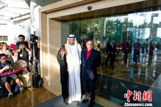 圖為亞奧理事會(huì)主席、科威特親王艾哈邁德?法赫德?薩巴赫在霍震霆陪同下抵達(dá)南沙大酒店。龍宇陽(yáng)攝