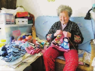 老太攢16年愛心儲蓄織400件毛衣78歲時入黨(圖)