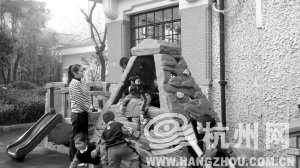 上海一所公辦幼兒園內(nèi)，老師看護(hù)著孩子們做游戲。 見習(xí)記者 劉彥朋 攝