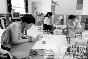 浙江一所幼兒園內(nèi)，老師們裝扮教室，迎接小朋友們到來。