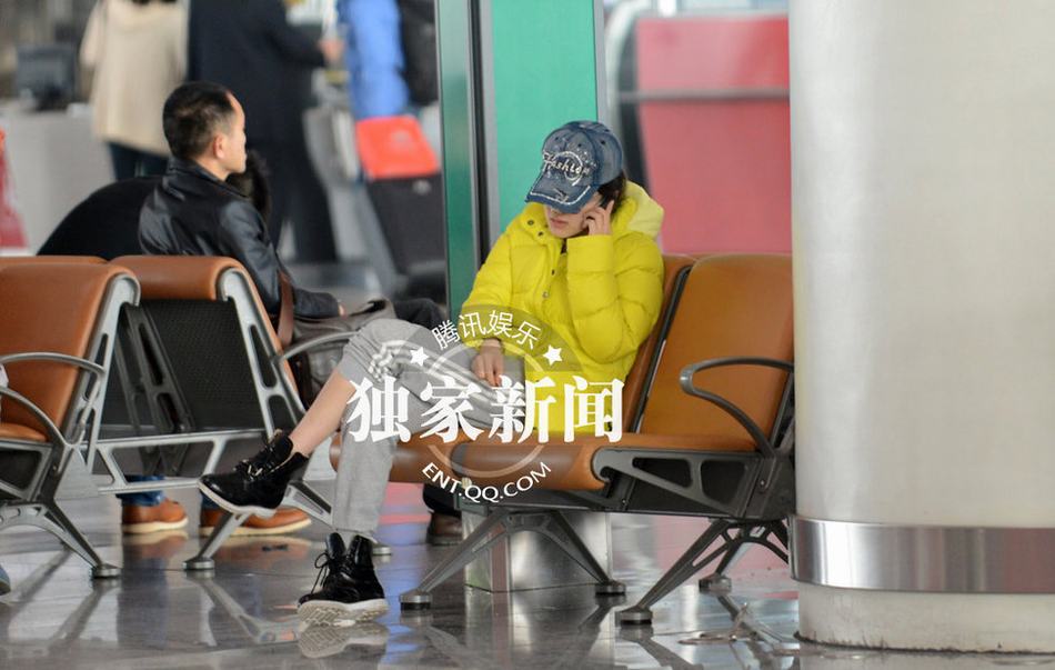 “好聲音”丁丁現(xiàn)身機(jī)場(chǎng)顯憔悴 瓜子皮亂扔無視環(huán)境