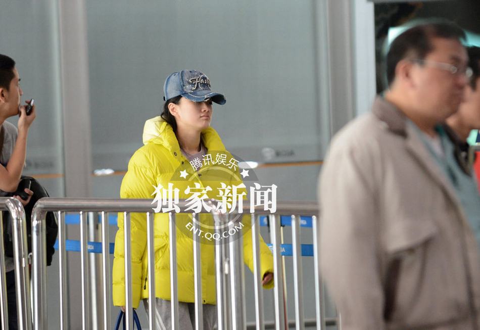 “好聲音”丁丁現(xiàn)身機(jī)場(chǎng)顯憔悴 瓜子皮亂扔無(wú)視環(huán)境