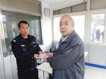 現(xiàn)金取兩萬(wàn)衣袋沒(méi)底漏一半 現(xiàn)金取兩萬(wàn)衣袋沒(méi)底漏一半