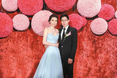 一對新人亮相婚禮現(xiàn)場，郭晶晶一襲淺藍色低胸婚紗盡顯性感嫵媚