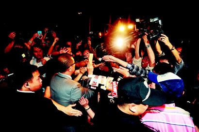 婚禮現(xiàn)場發(fā)紅包引騷動