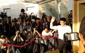 婚禮現(xiàn)場(chǎng)媒體眾多