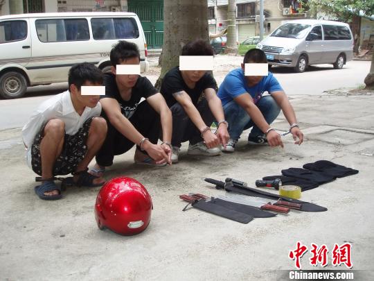 茂名5歹徒持刀與警方囂張對(duì)峙